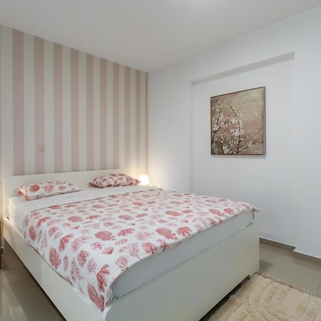 Modern Apartment Zen With Private Garden Porec Exterior photo