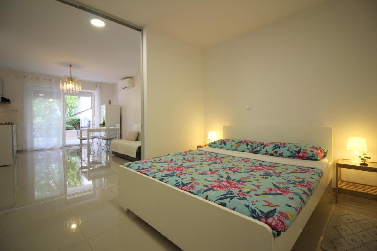 Modern Apartment Zen With Private Garden Porec Exterior photo